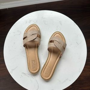 VICI BRIANNE TWISTED FAUX LEATHER SANDAL TAUPE BEIGE